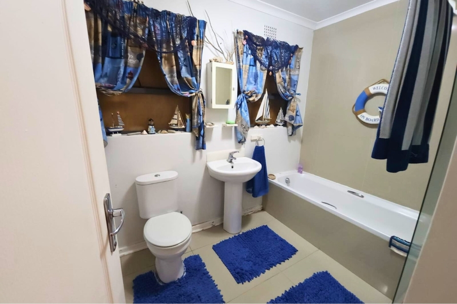 5 Bedroom Property for Sale in Loucharmante Western Cape